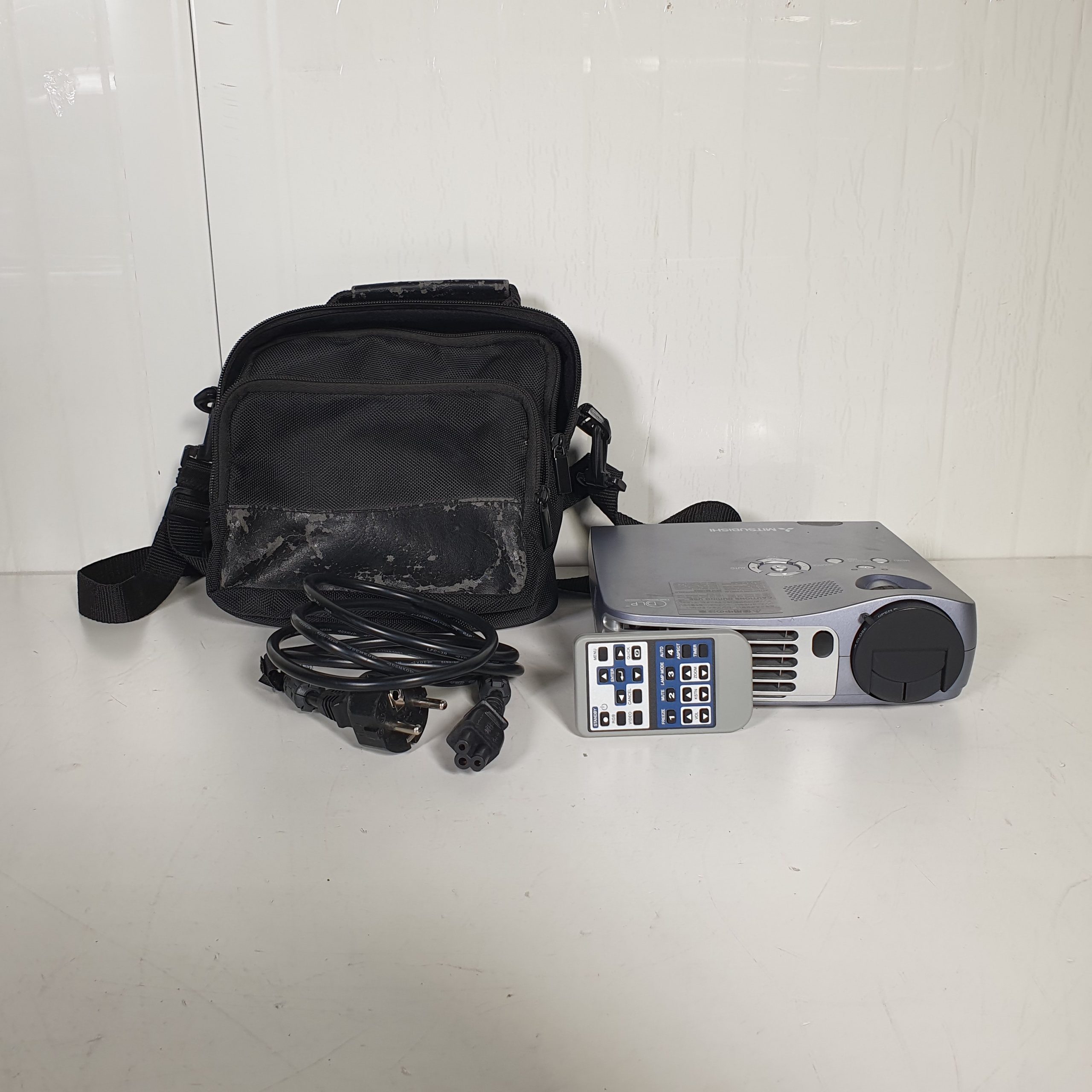 Mitsubishi XD80U DLP-Projektor - 1024 x 768 - 1.500 ANSI-Lumen