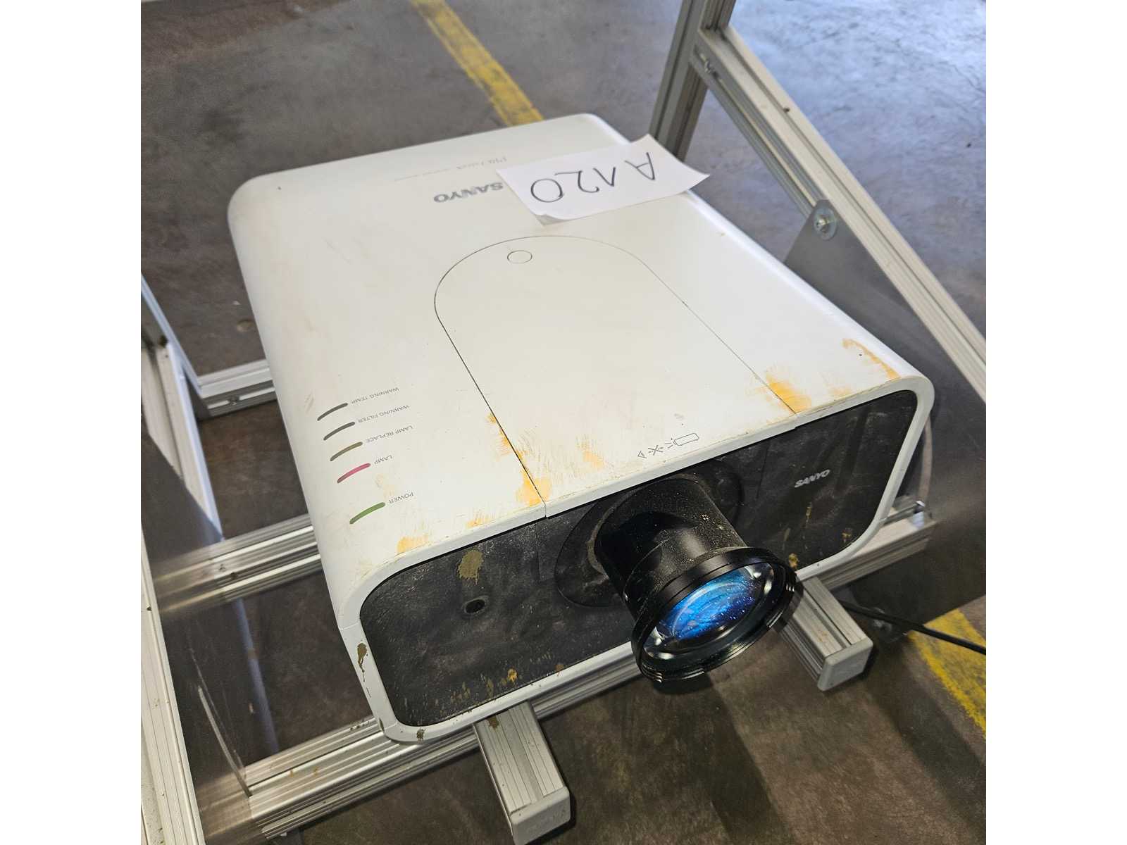 Sanyo - PLC-XP111 - Projektor inkl. Aluminiumgestell – Bild 2