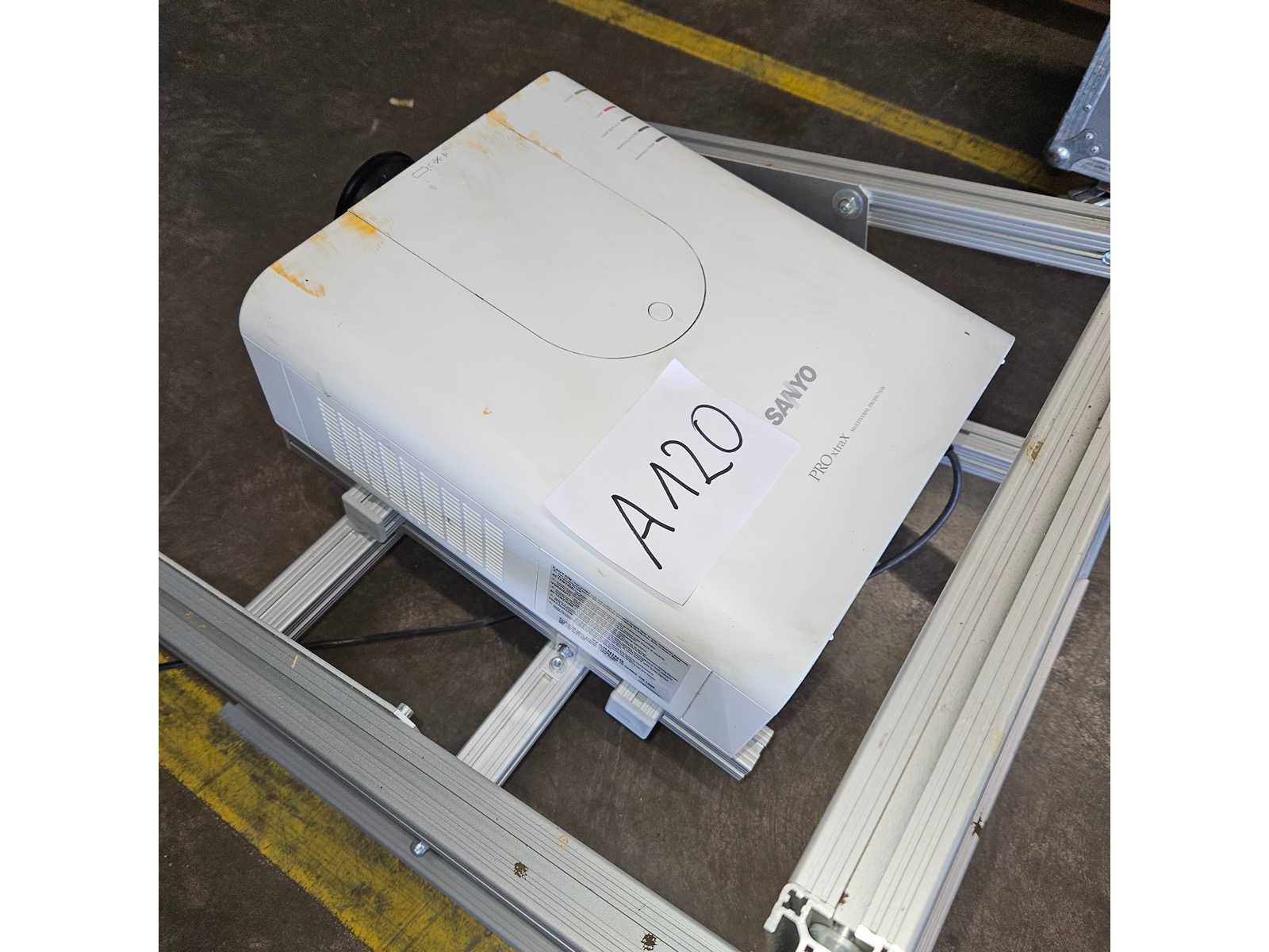 Sanyo - PLC-XP111 - Projektor inkl. Aluminiumgestell – Bild 3