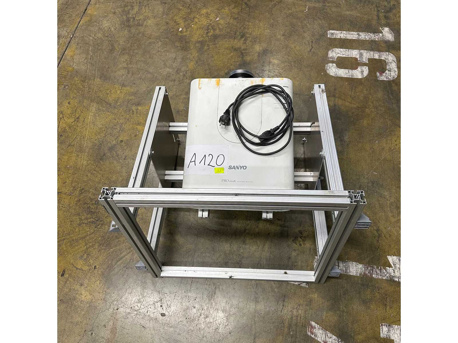 Sanyo - PLC-XP111 - Projektor inkl. Aluminiumgestell